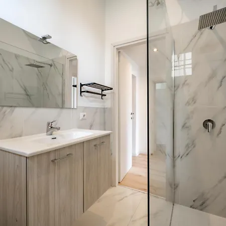 Renzo & Lucia Lakefront With Stunning Views Of *