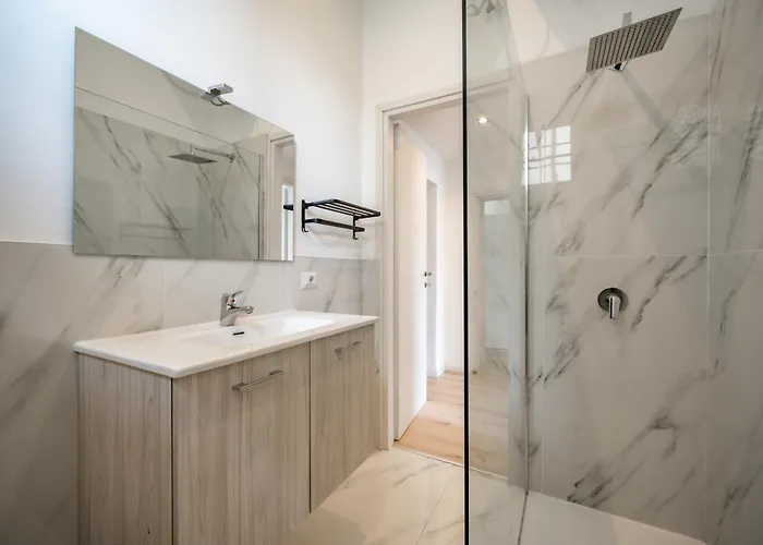 Renzo & Lucia Lakefront With Stunning Views Of *