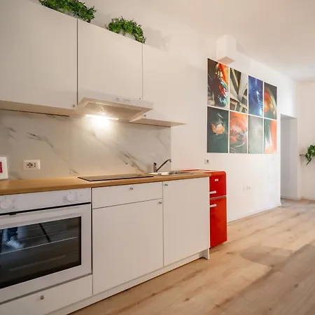 Renzo & Lucia Lakefront With Stunning Views Of Apartment