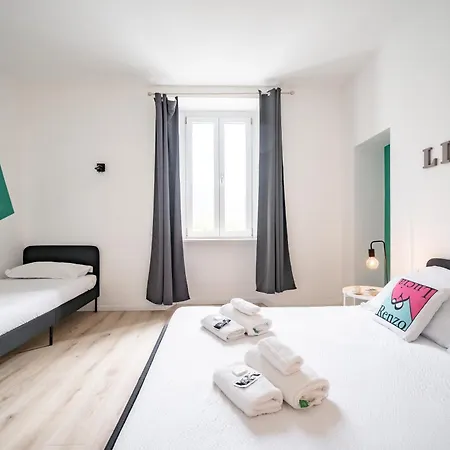 Renzo & Lucia Lakefront With Stunning Views Of