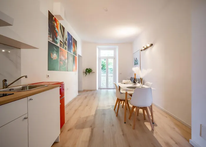 Renzo & Lucia Lakefront With Stunning Views Of Apartment