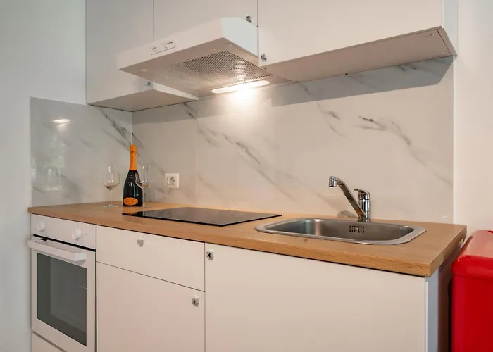 Renzo & Lucia Lakefront With Stunning Views Of Apartment