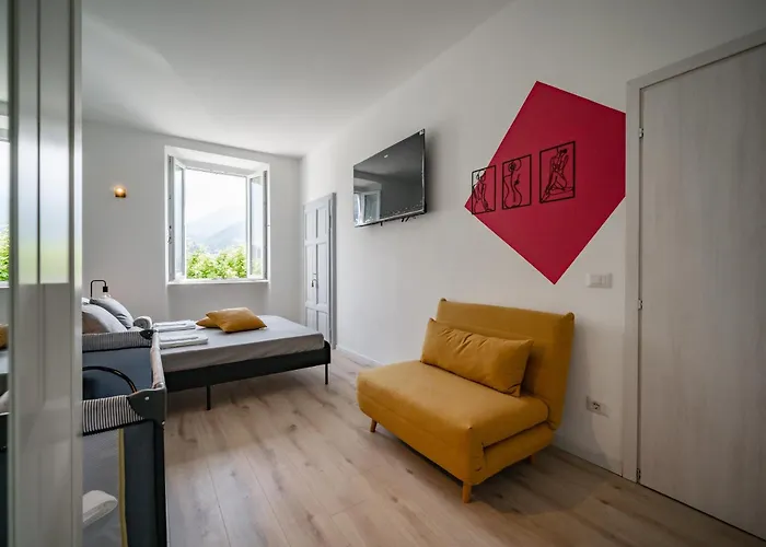 Renzo & Lucia Lakefront With Stunning Views Of