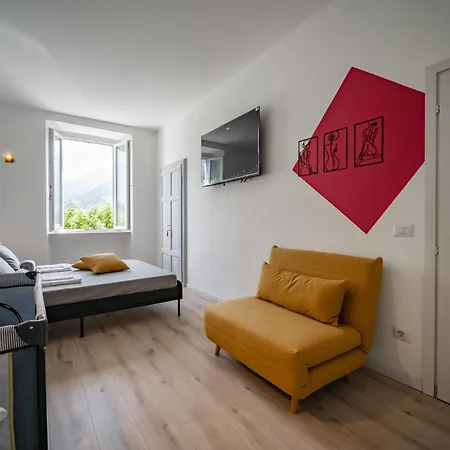 Renzo & Lucia Lakefront With Stunning Views Of